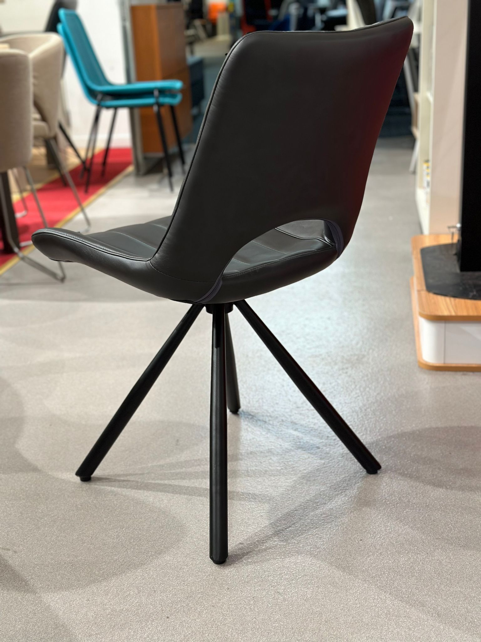 Chaise design pivotante - Image 2