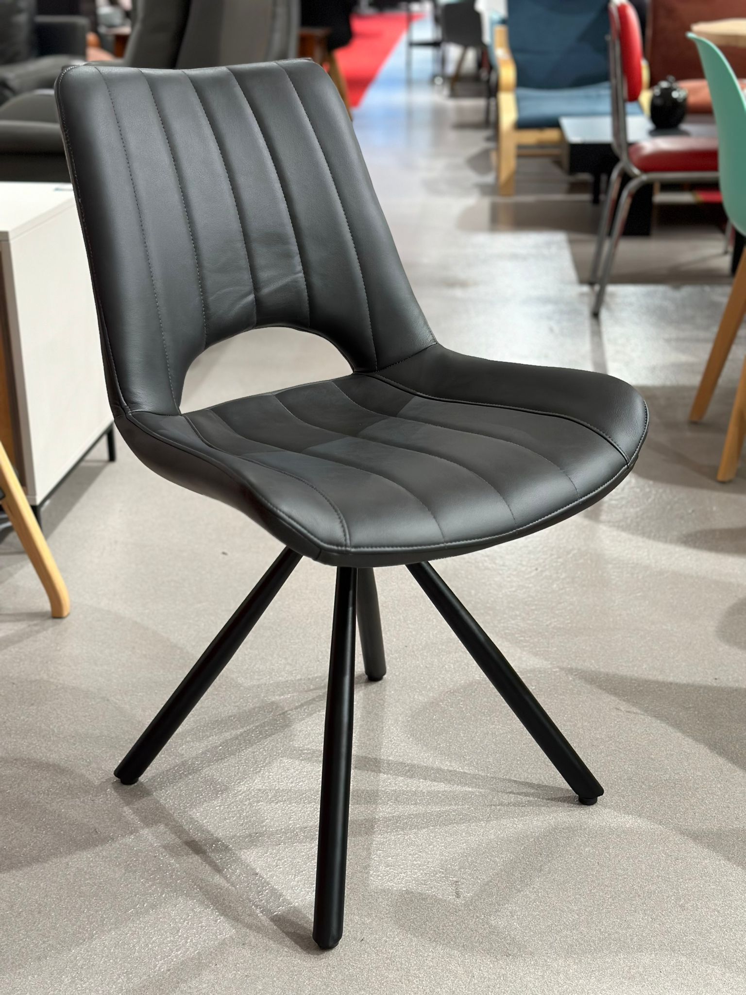 Chaise design pivotante