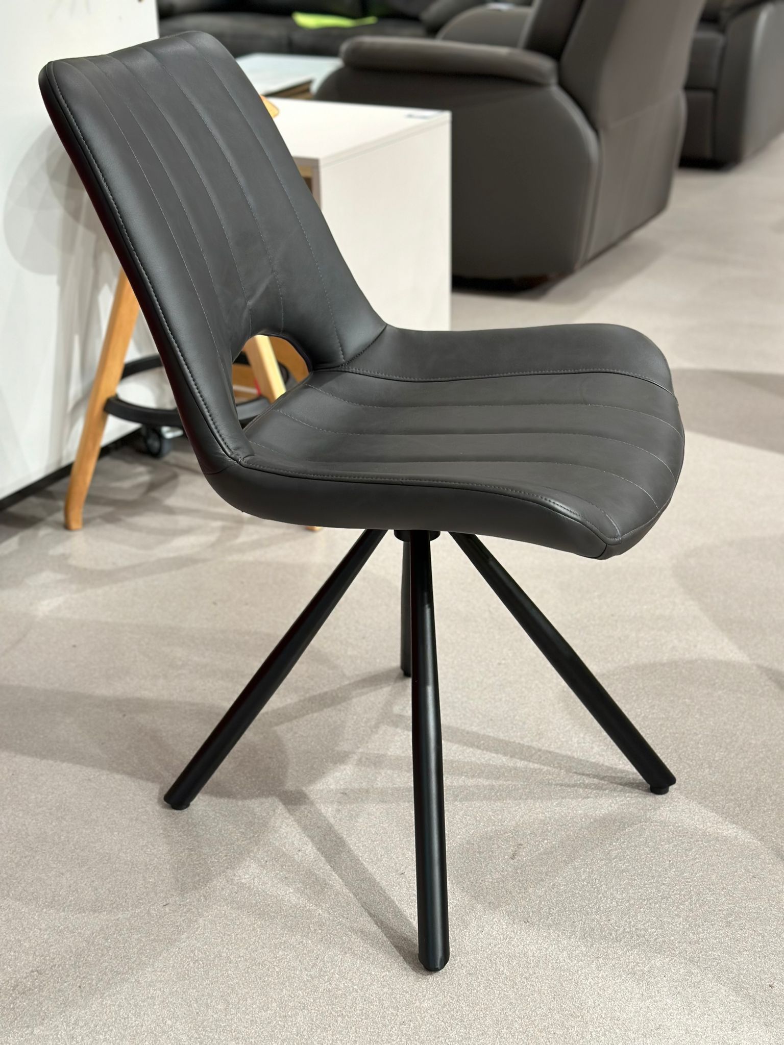 Chaise design pivotante - Image 3