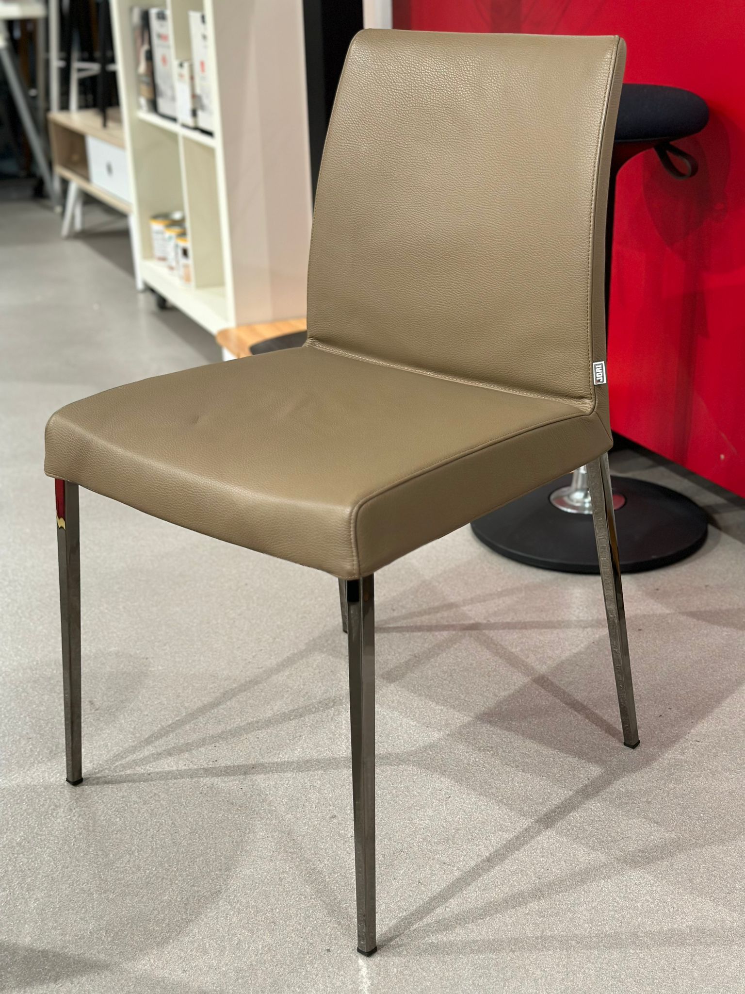 Chaise design en cuir JORI - PERLA