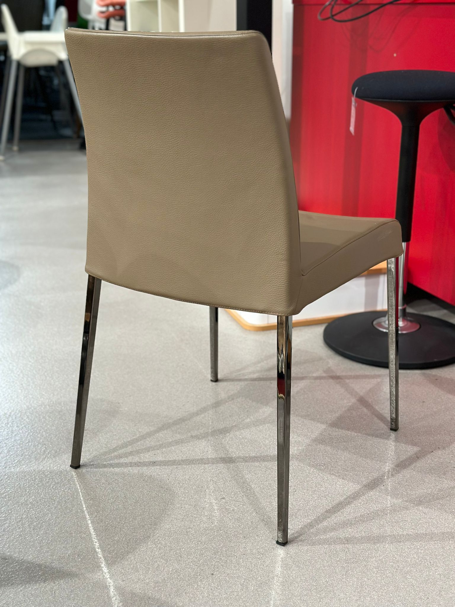 Chaise design en cuir JORI - PERLA - Image 3