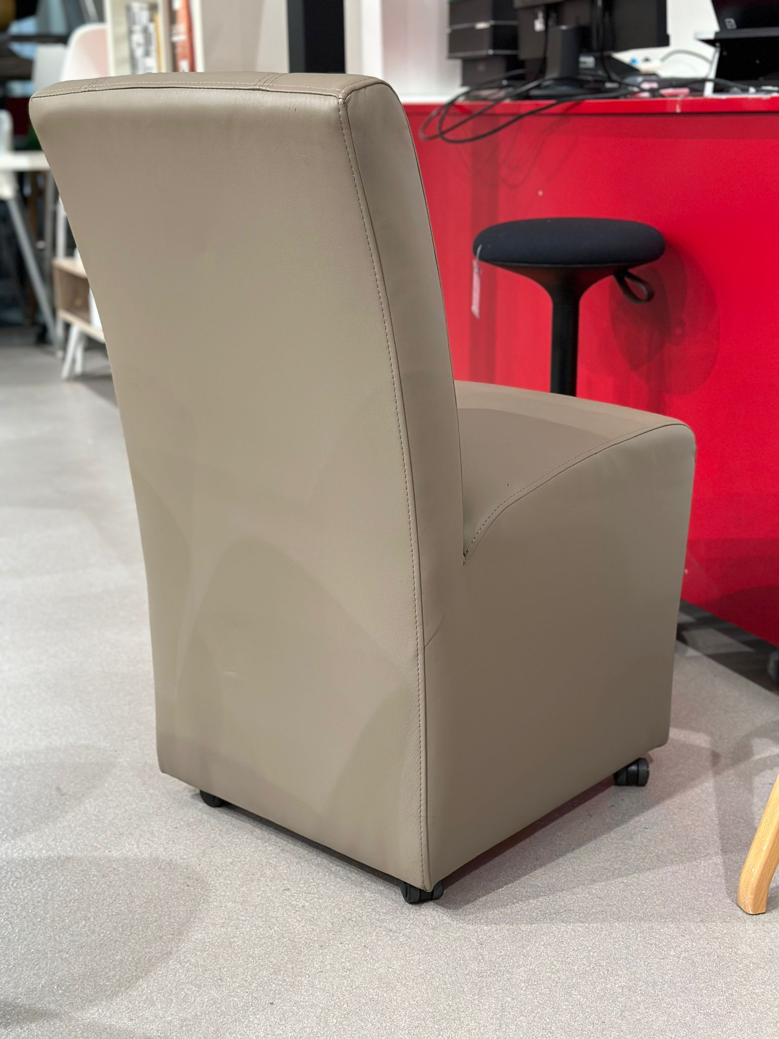 Chaise salle à manger sur roulette en similicuir - Image 2