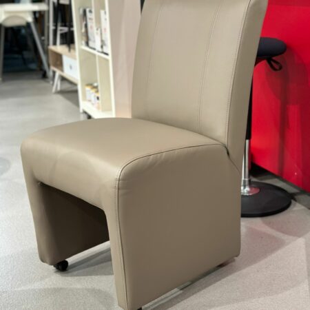 Chaise salle à manger sur roulette en similicuir