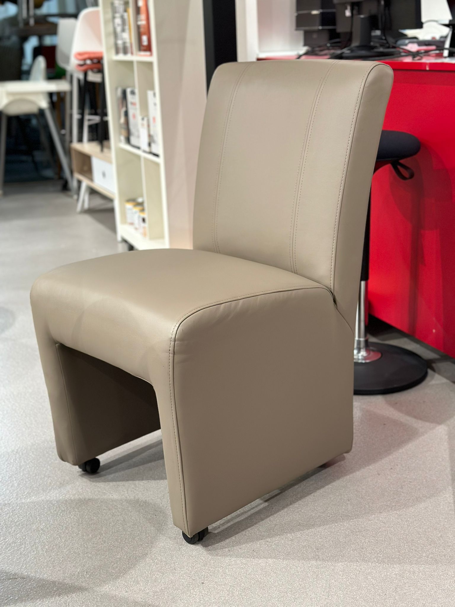 Chaise salle à manger sur roulette en similicuir