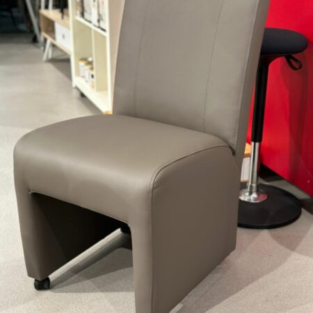 Chaise salle à manger sur roulette en similicuir