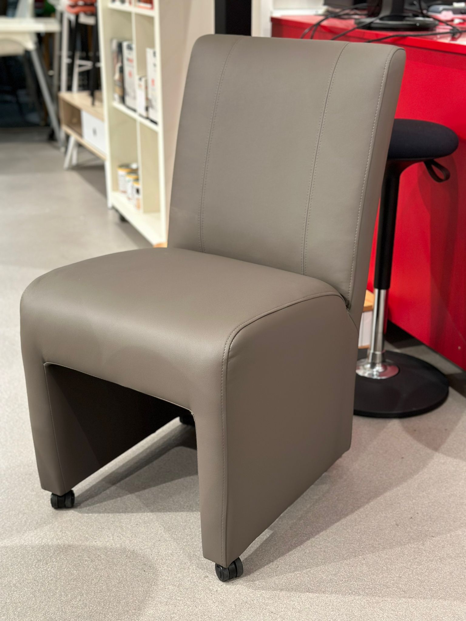 Chaise salle à manger sur roulette en similicuir