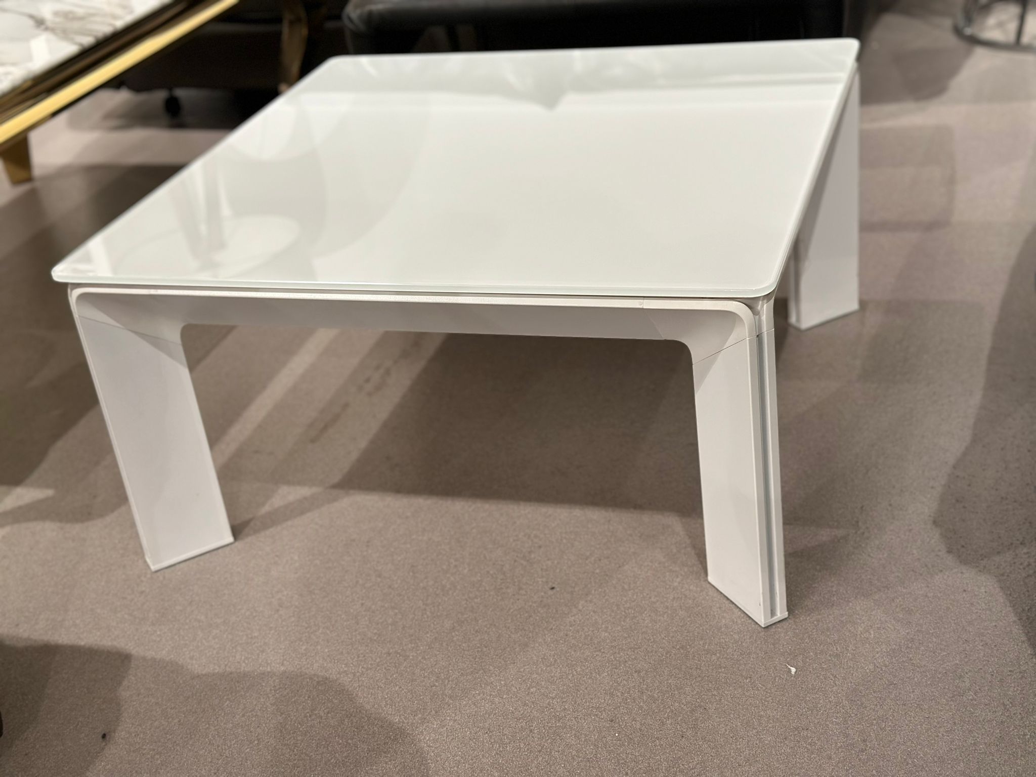 Table de salon carre design dessus en verre - Image 2