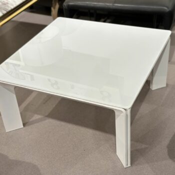 Table de salon carre design dessus en verre