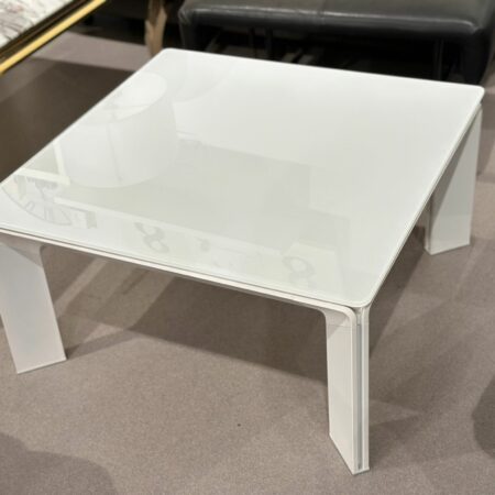 Table de salon carre design dessus en verre