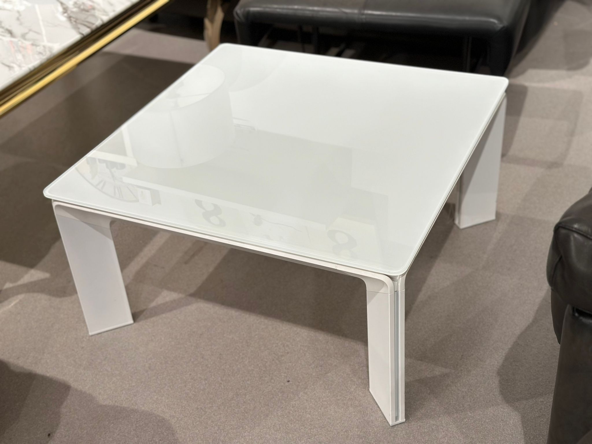 Table de salon carre design dessus en verre