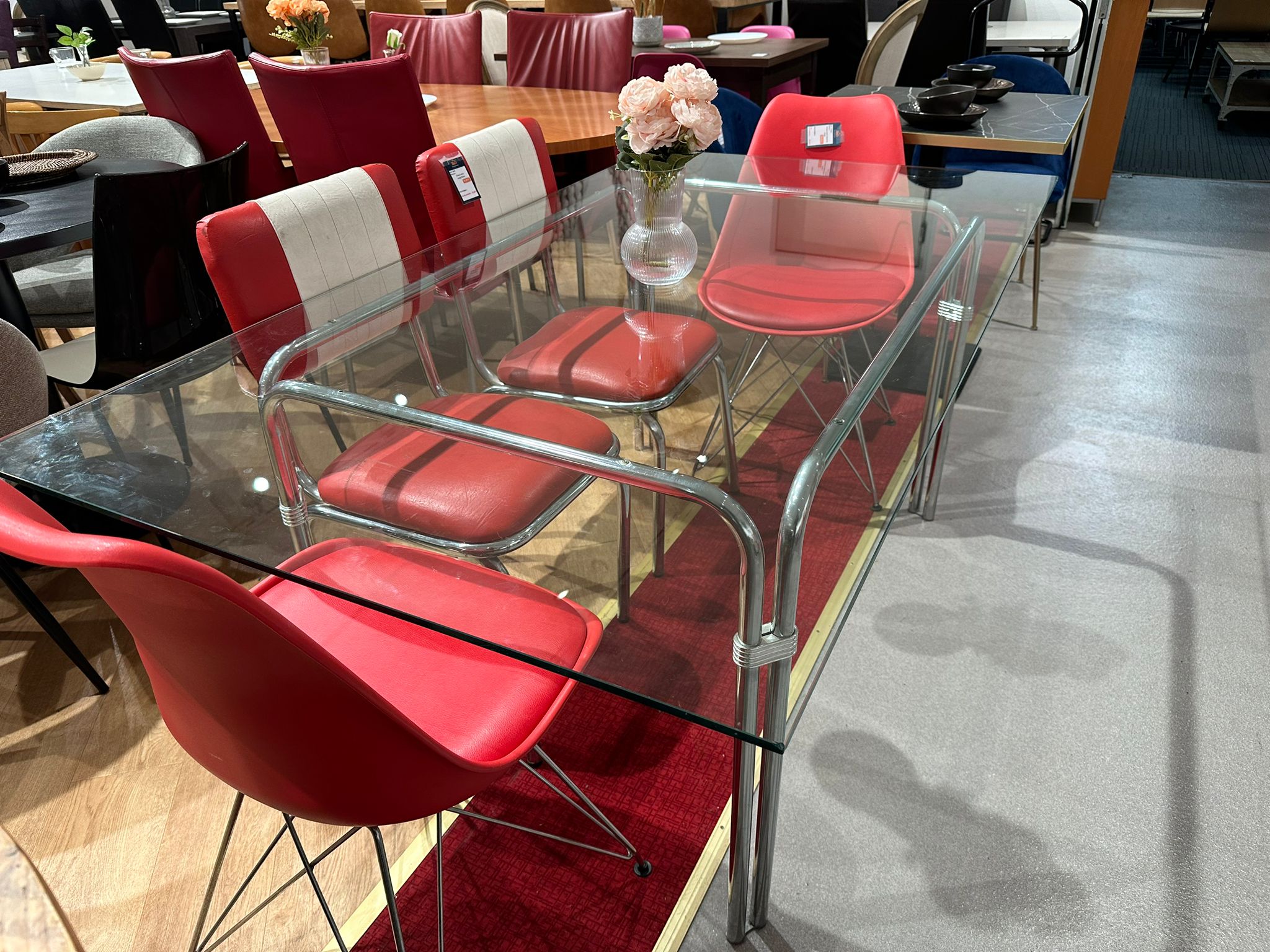 Table à manger design en verre - Image 3