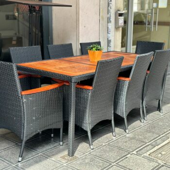 Table de jardin et 8 chaises en rotin