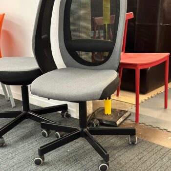 Chaise de bureau (2 pièces disponibles)