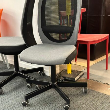 Chaise de bureau (2 pièces disponibles)