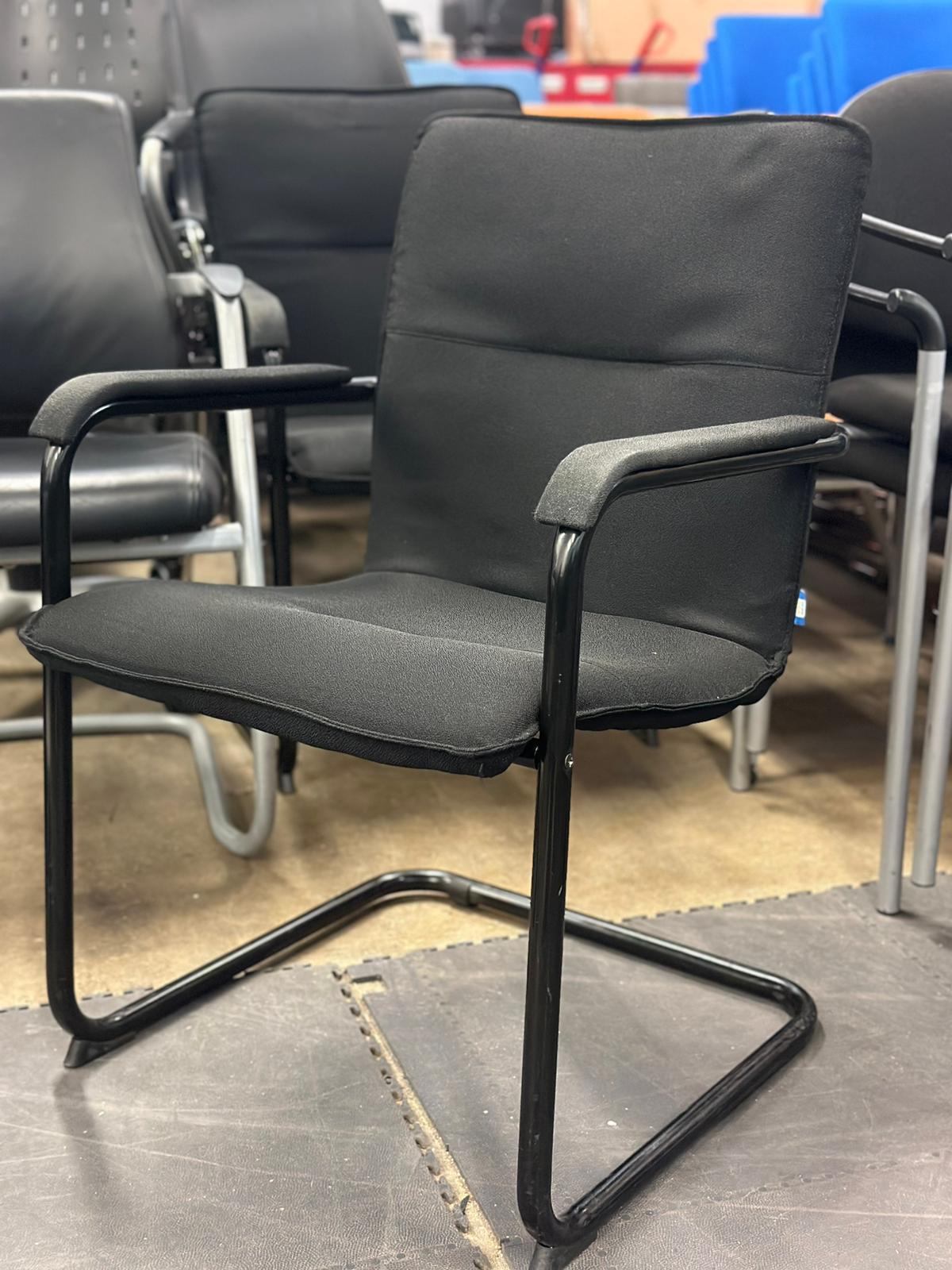 Chaise de bureau avec accoudoirs noir (2 pièces disponibles) - Image 2