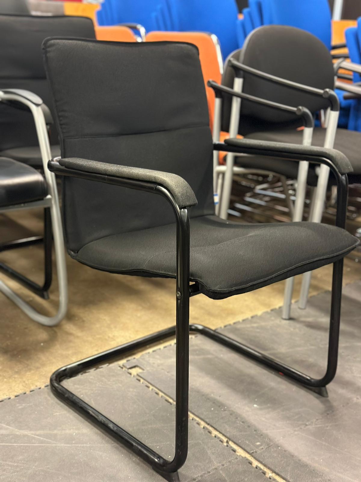 Chaise de bureau avec accoudoirs noir (2 pièces disponibles)