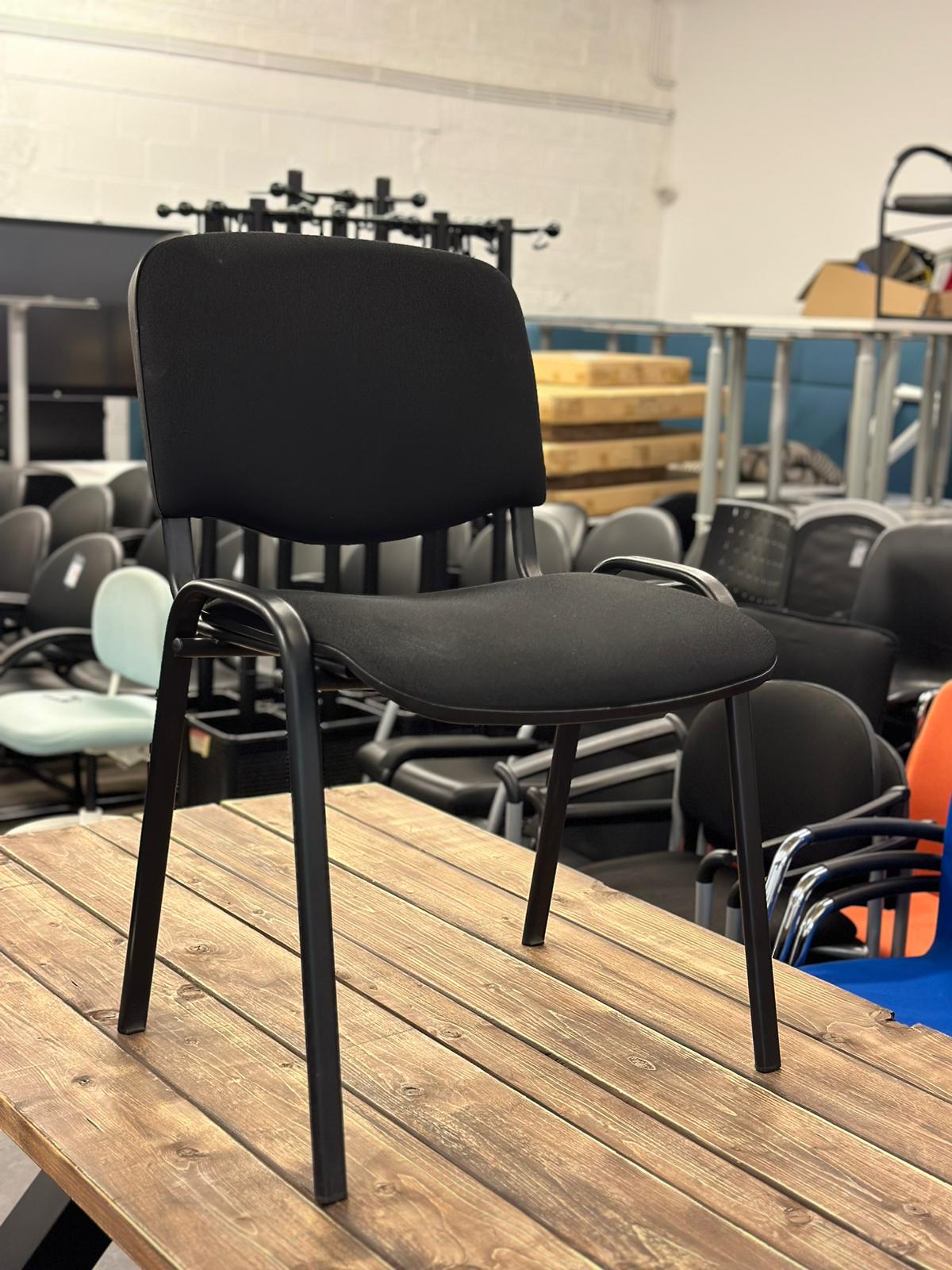 Chaise de réunion/conférence en tissu empilable (11 pièces disponibles)