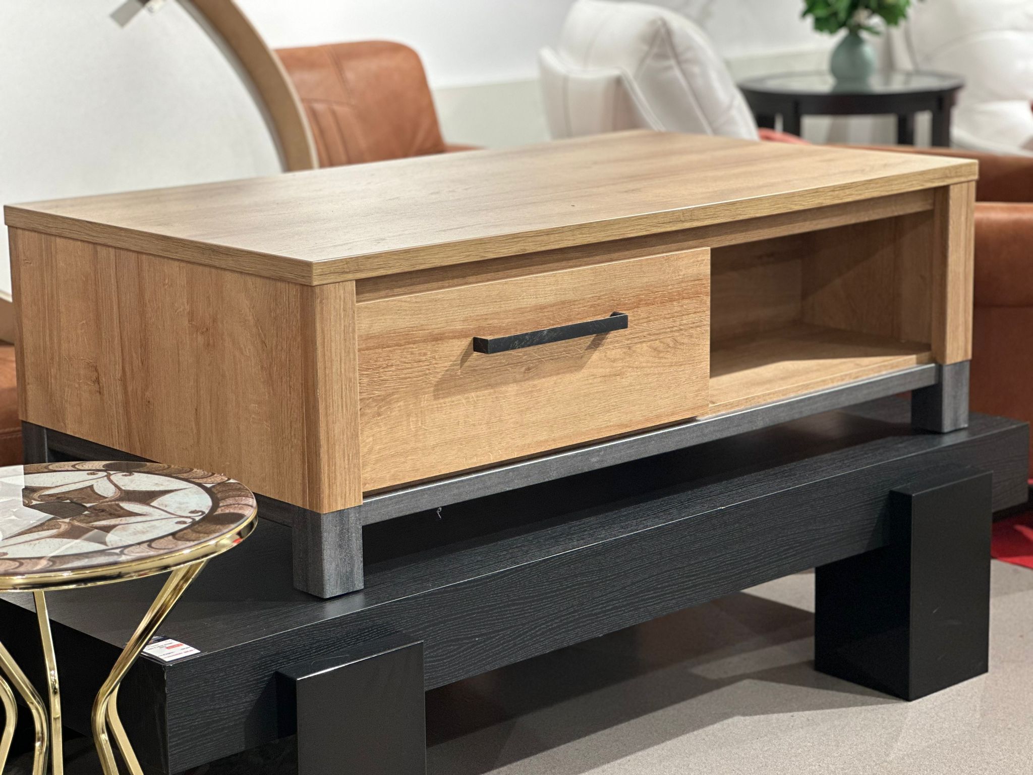 Table de salon couleur chêne clair avec 2 tiroirs