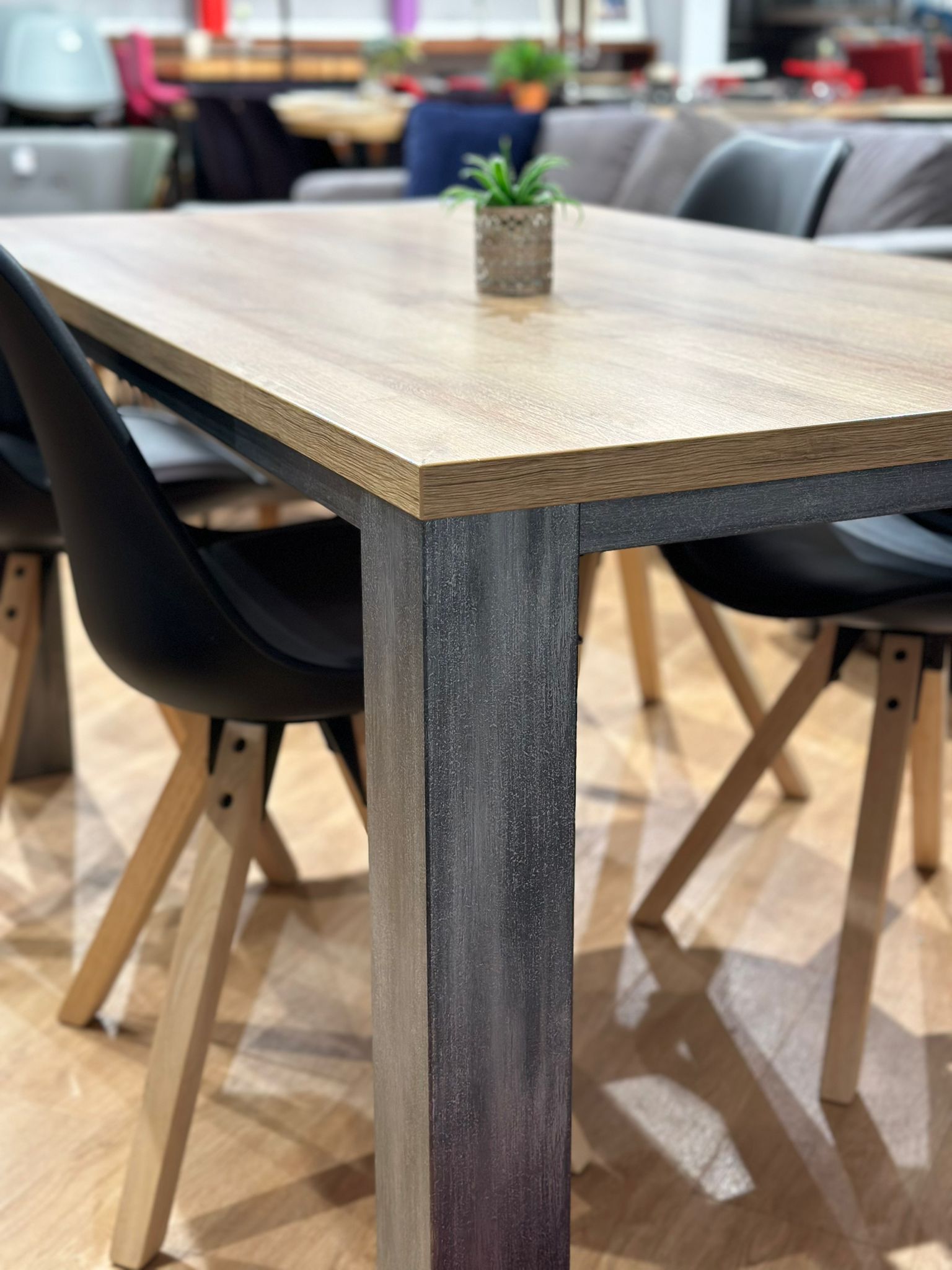 Table à manger de couleur chêne claire et piètement en gris - Image 3