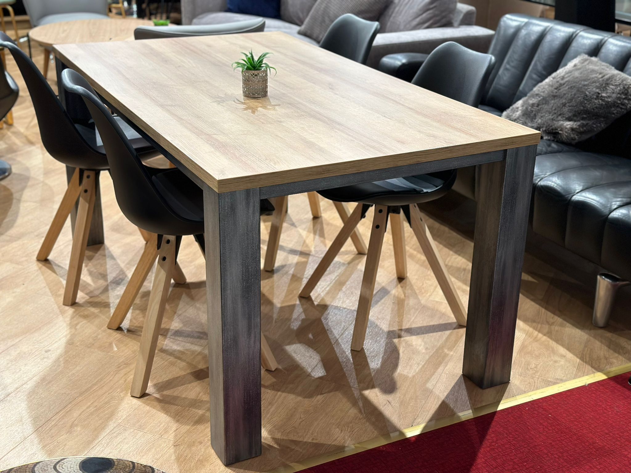 Table à manger de couleur chêne claire et piètement en gris - Image 2