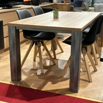 Table à manger de couleur chêne claire et piètement en gris