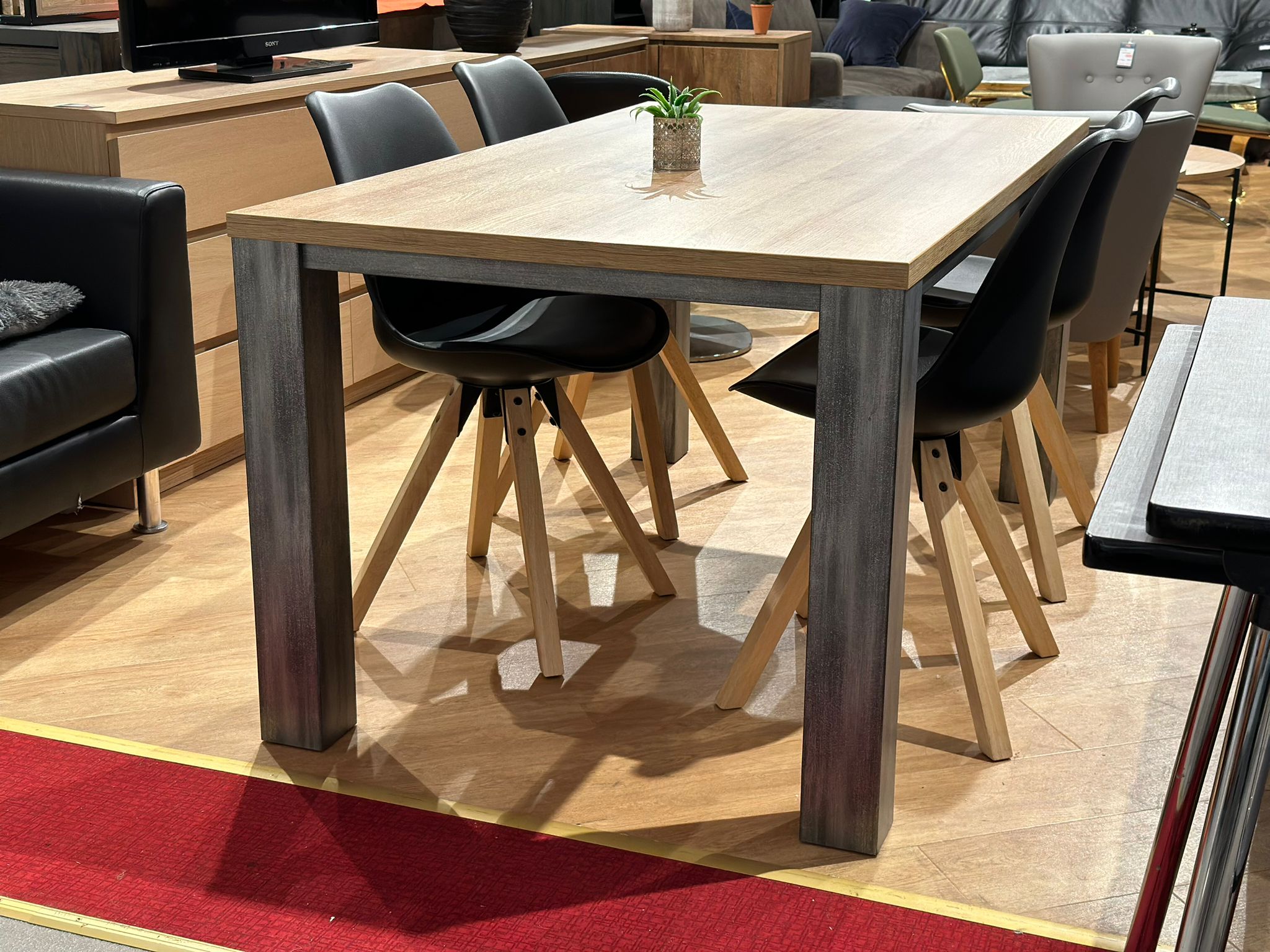 Table à manger de couleur chêne claire et piètement en gris