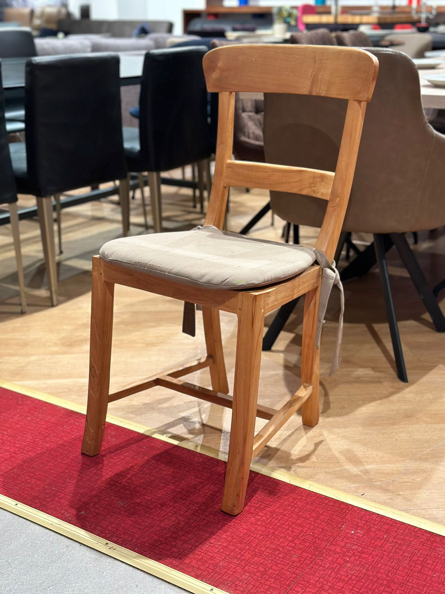 Chaise en bois "teak" (4 pièces disponibles)