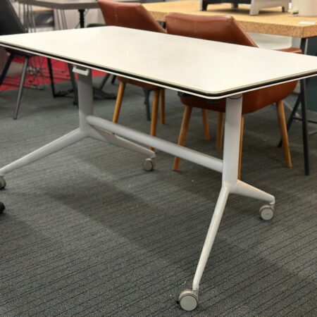 Bureau pliable sur roulette (2 pièces disponibles)