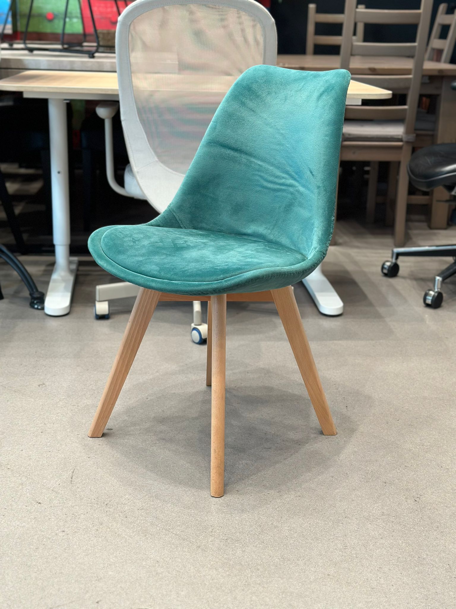 Chaise style scandinave en velours vert (2 pièces disponibles) - Image 3