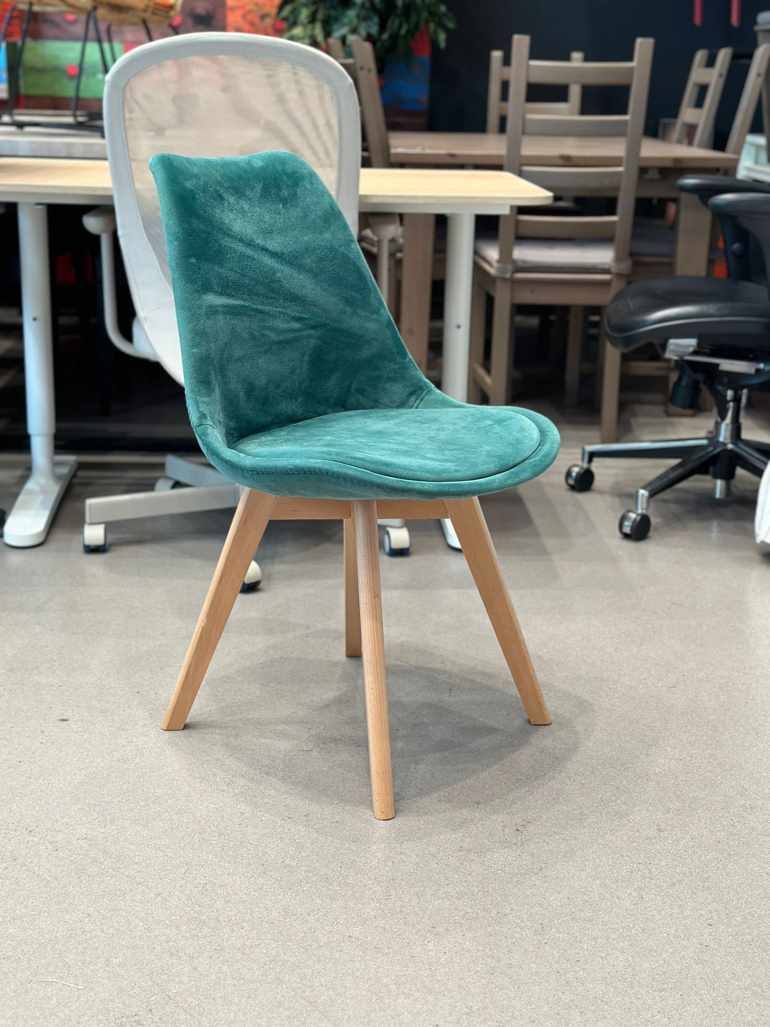 Chaise style scandinave en velours vert (2 pièces disponibles)
