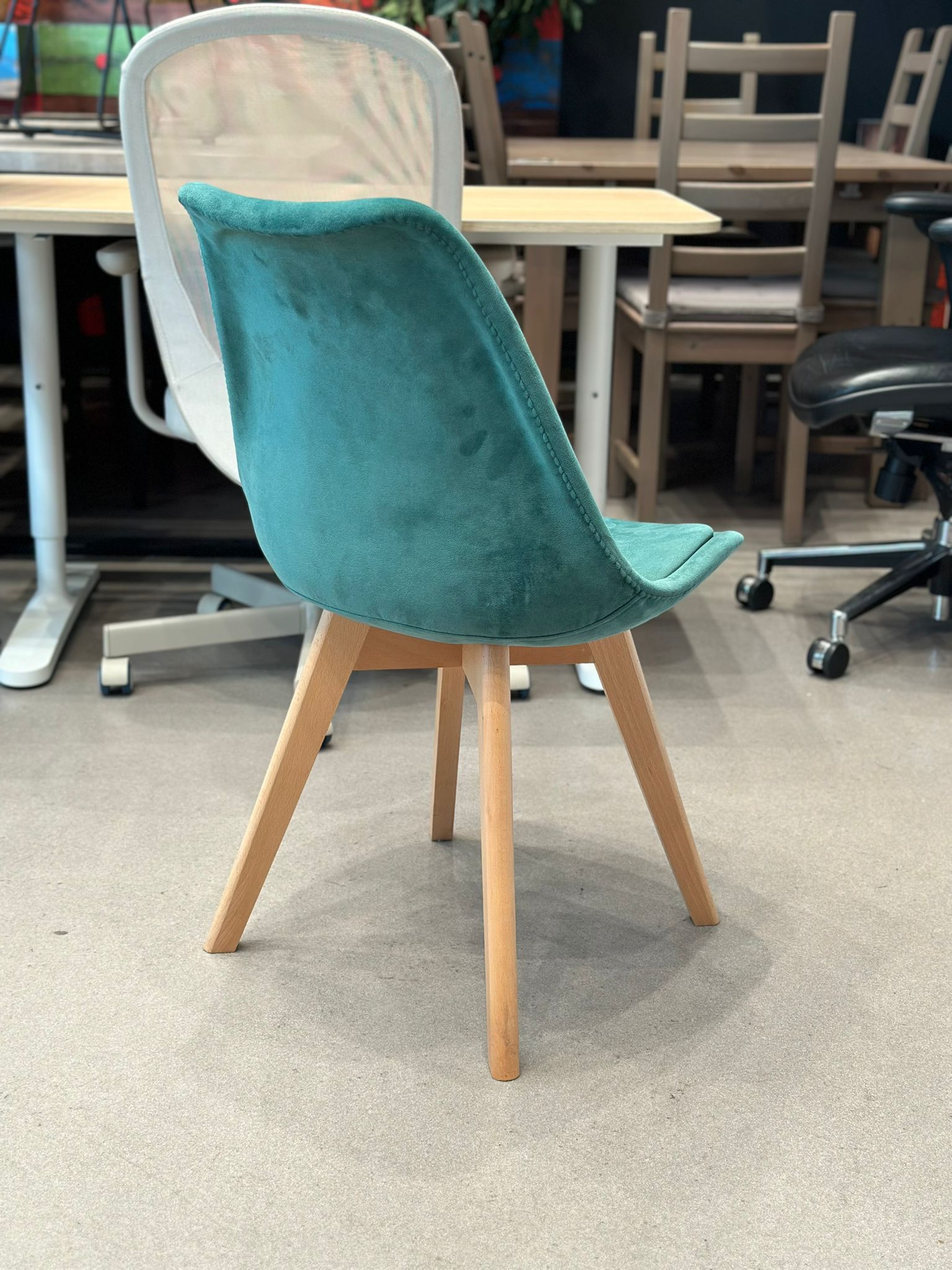 Chaise style scandinave en velours vert (2 pièces disponibles) - Image 2