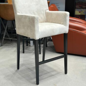 Chaises hautes en velours (6 pièces disponibles)