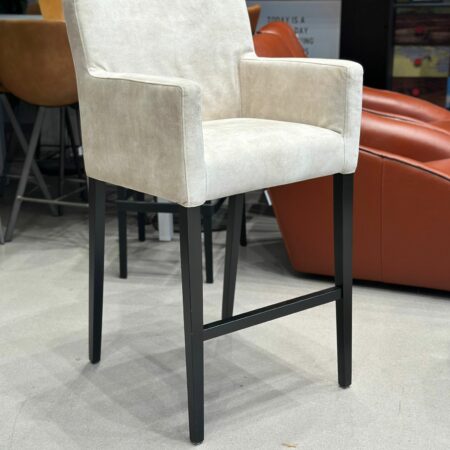 Chaises hautes en velours (6 pièces disponibles)